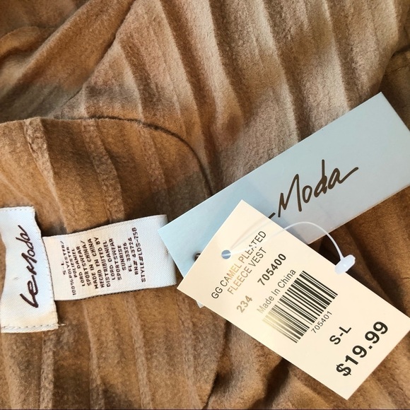 Le Moda Pleated Fleece Vest with Pockets - Picture 2 of 5